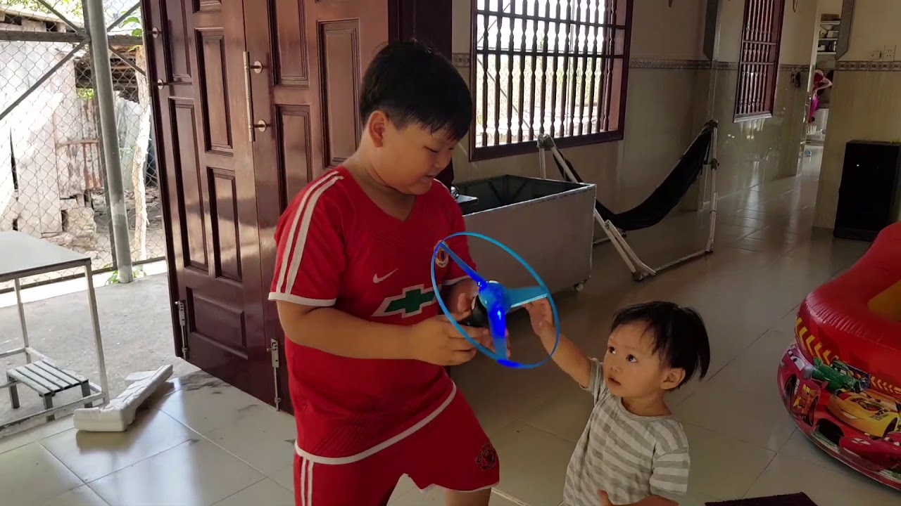 UFO Kid Toy Video - Tin và anh Hai chơi đĩa bay | فيديو للطفل