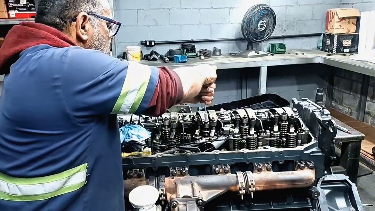 +Mais uma regulagem de válvulas do motor cursor 13 do iveco.