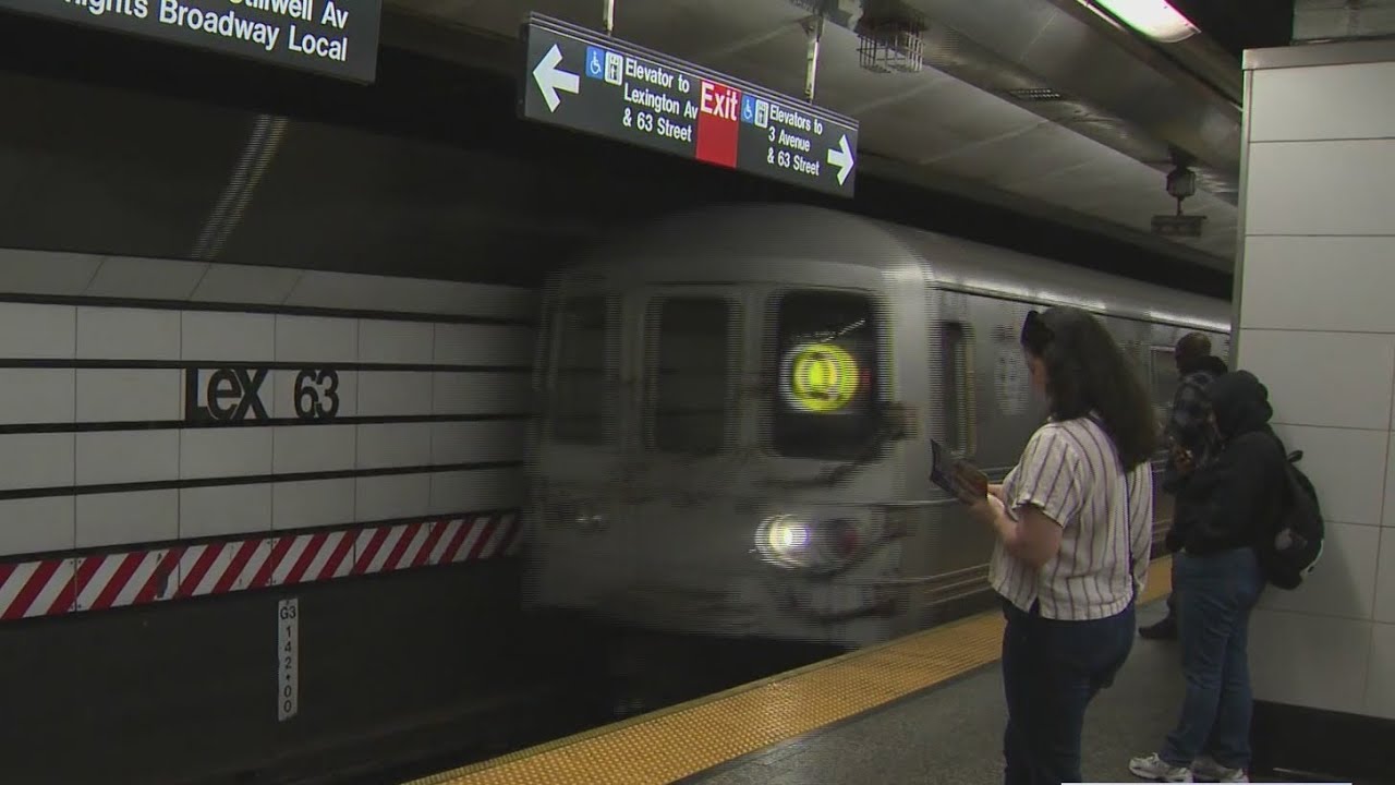 2 men hospitalized after being pushed onto NYC subway tracks: NYPD