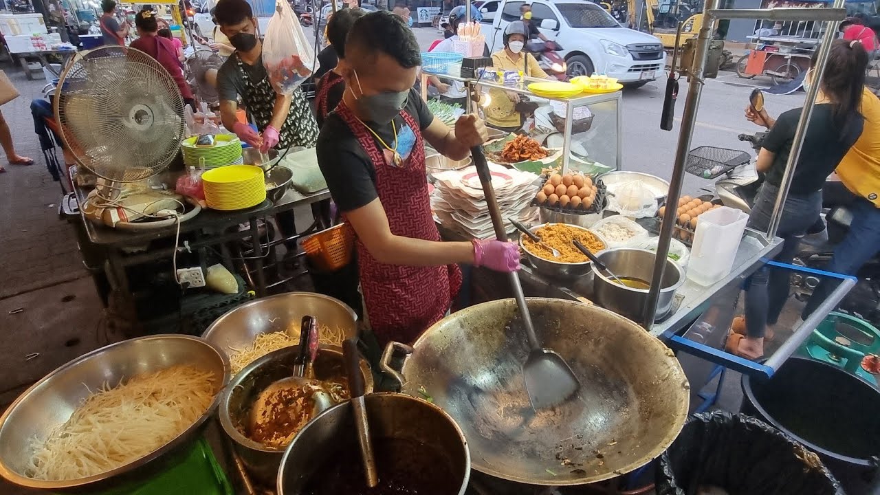 ผัดไทยตะหลิวยาว เจ้านี้ไม่ธรรมดา ผัดไทยกระยักษ์ 3หน้า ถนนกรมหลวงชุมพร 40บาท Padthai with Egg