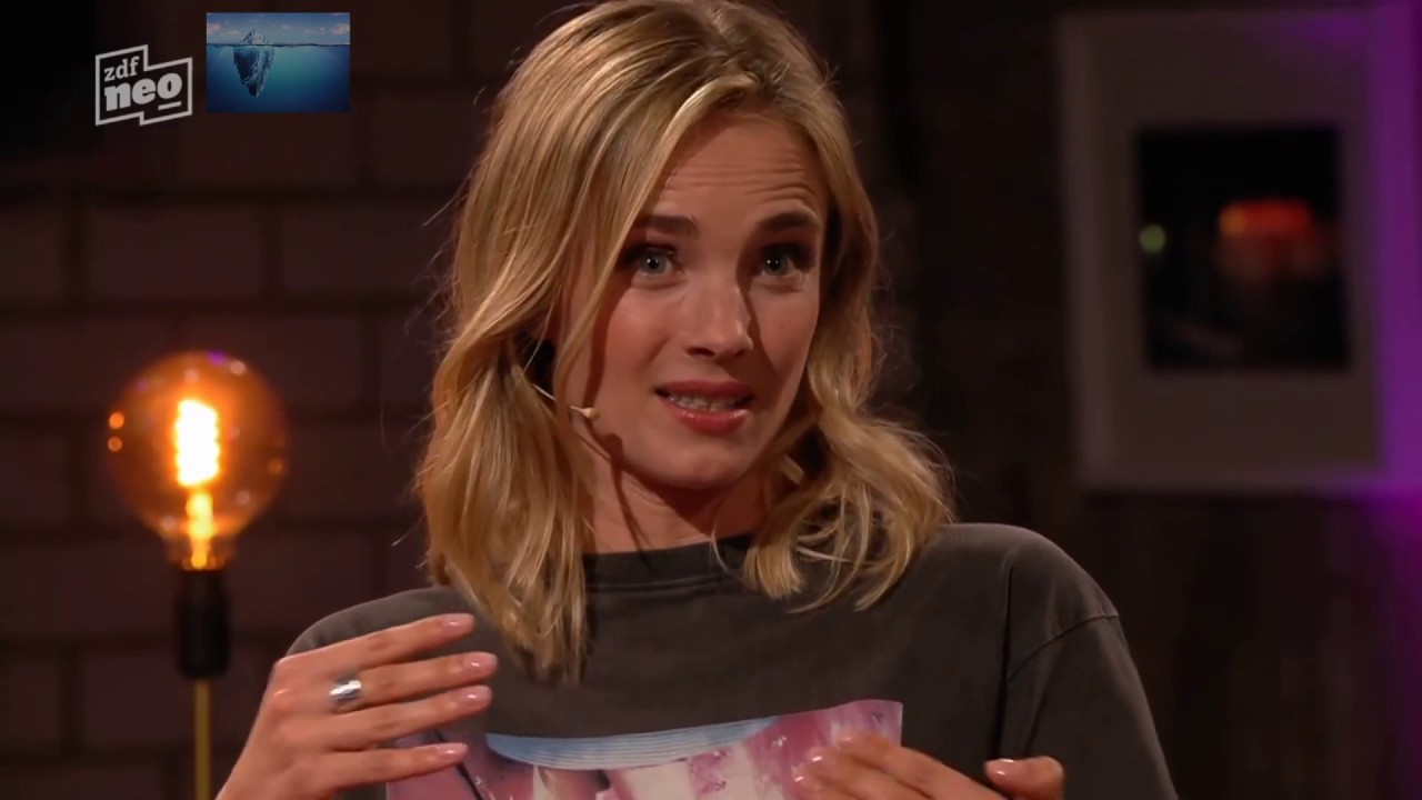 Laura Karasek ( Lederhose / Leatherpants ) Gast : Annie Hofmann rote Lackhose I ZDF Neo I