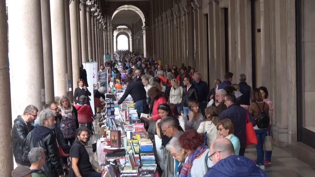 Portici di carta, a Torino due chilometri di bancarelle per la libreria pi&ugrave; lunga d'Europa