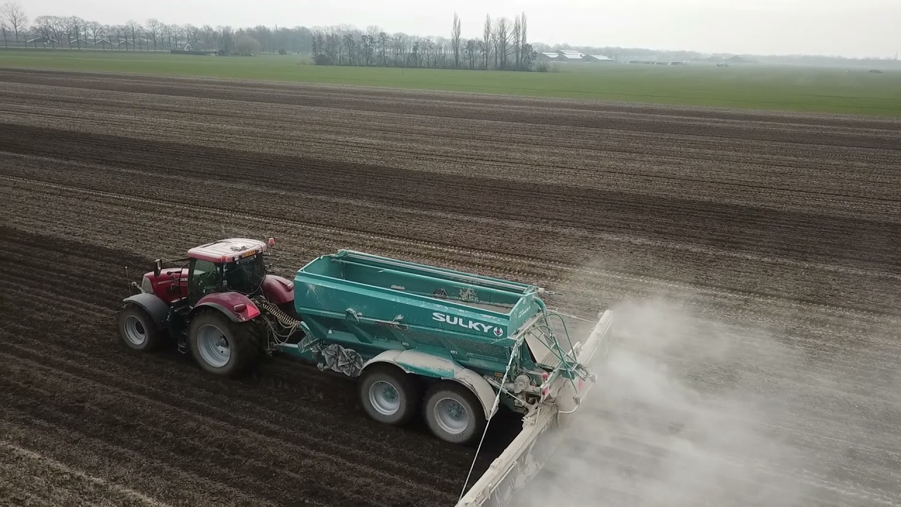 Loonbedrijf Van Der Looij  | Kalk strooien | Sulky Polyvrac XT 240H RD1 |