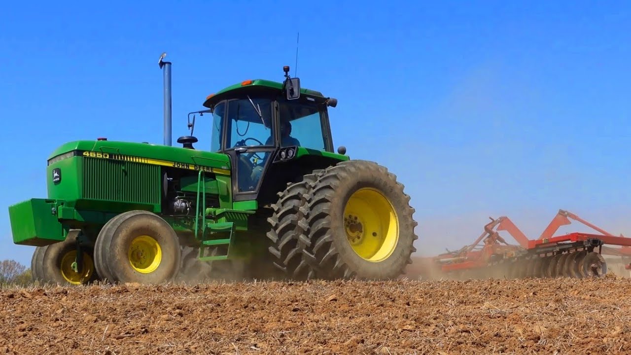 «Подготовительные работы» — дисковые бороны John Deere 4650 и 496 готовят почву для кукурузы.