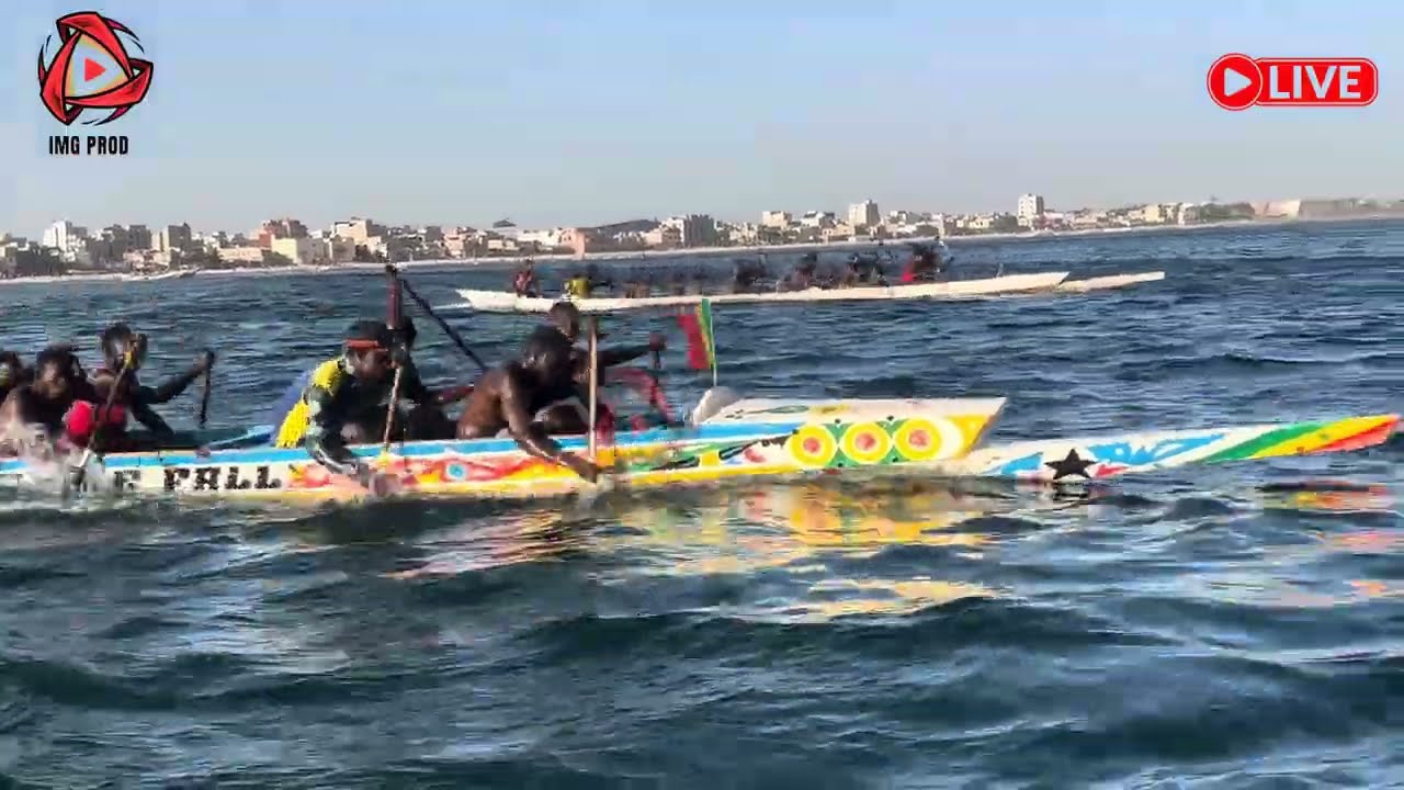 Reagate a Yarakh , regardez ce magnifique course de pirogue ...