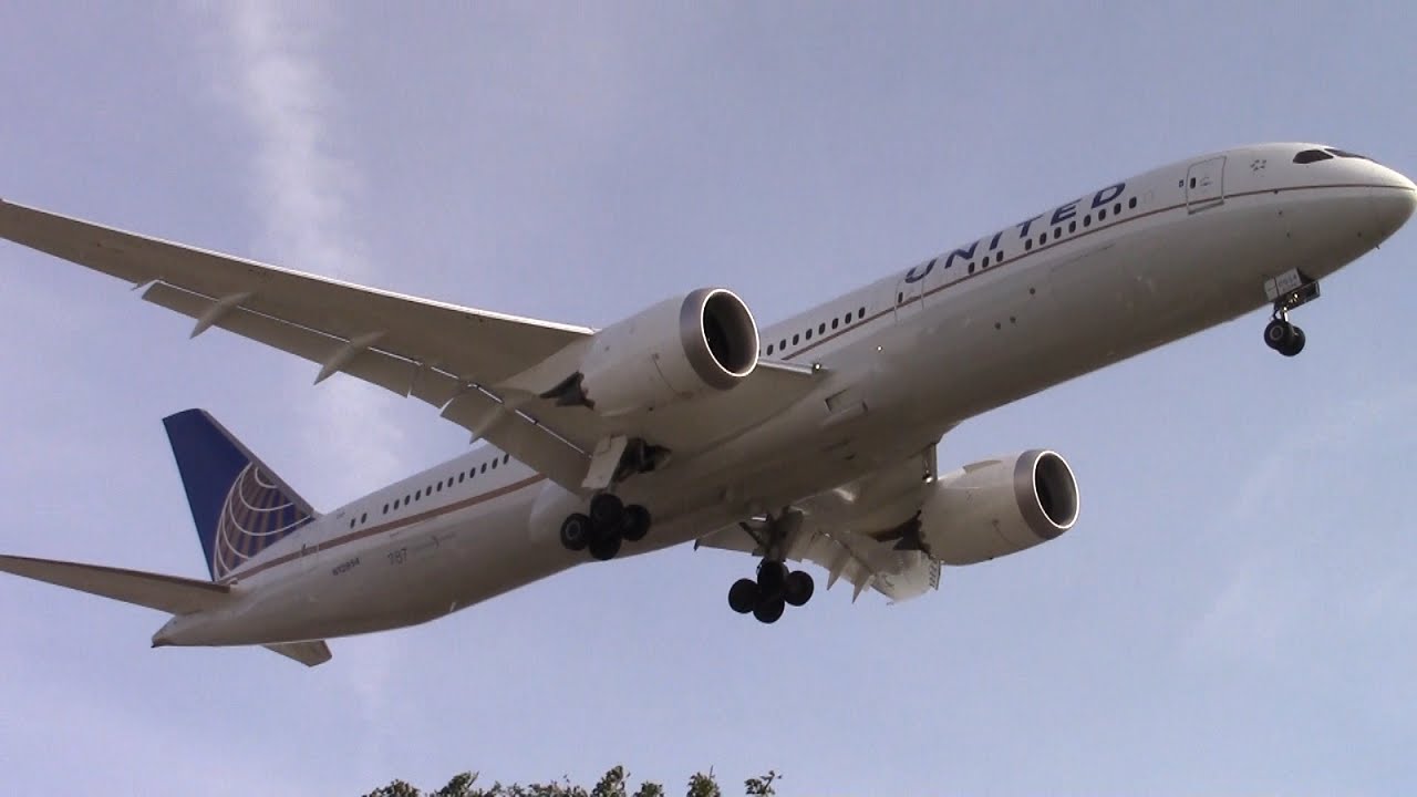 United Airlines Boeing 787-9 [N13954] landing at Los Angeles (LAX/KLAX)
