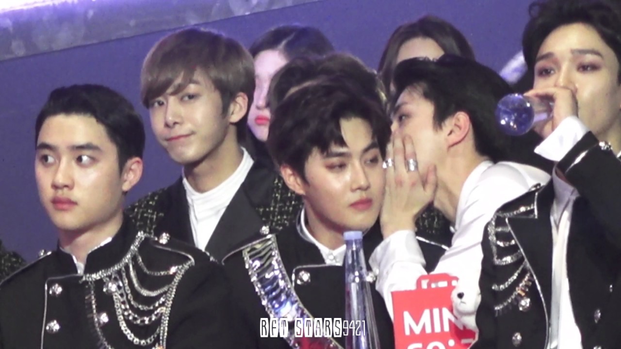 170114 GDA 골든디스크 엑소 EXO 가수석 - 형들한테 귓속말하는 세훈 SEHUN whispered in 찬열,준면,종대 chanyeol suho chen's ear