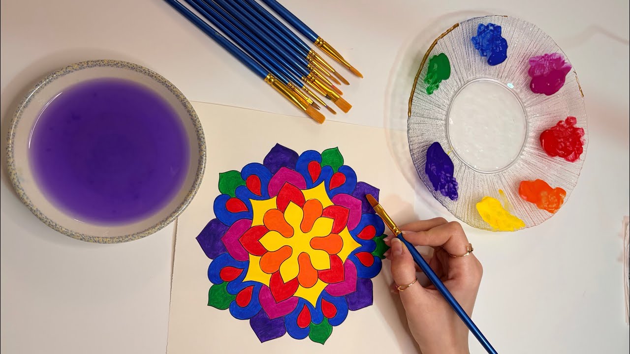 Танец кисти и акриловой краски оживает в мандале 🖌️👩🏼‍🎨✨