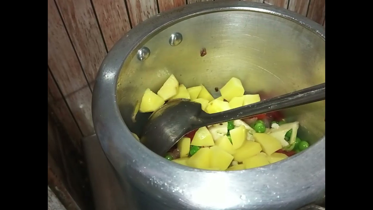 👉#Aj mene banayi hai# मटर aalu# गोभी डाल kar खिचड़ी #🫛🥦😋#food #recipe #