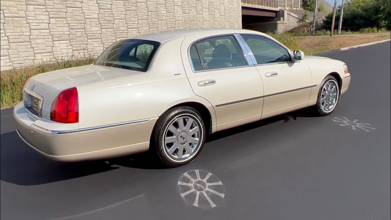 لينكون تاون كار نادر ليميتد 2004 Lincoln Town Car Rear Limited