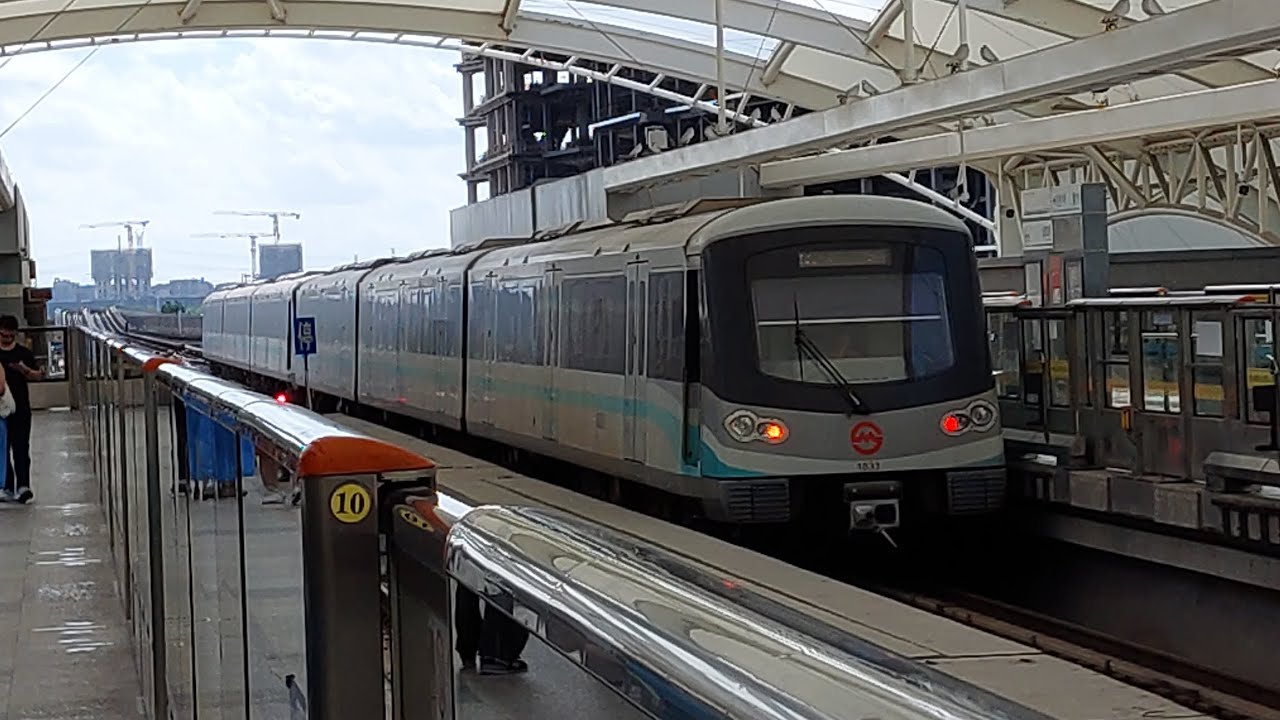 CSR Zhuzhou Shanghai Metro 16A01 отправляется со станции метро Longyang Road, город Шанхай, Китай 