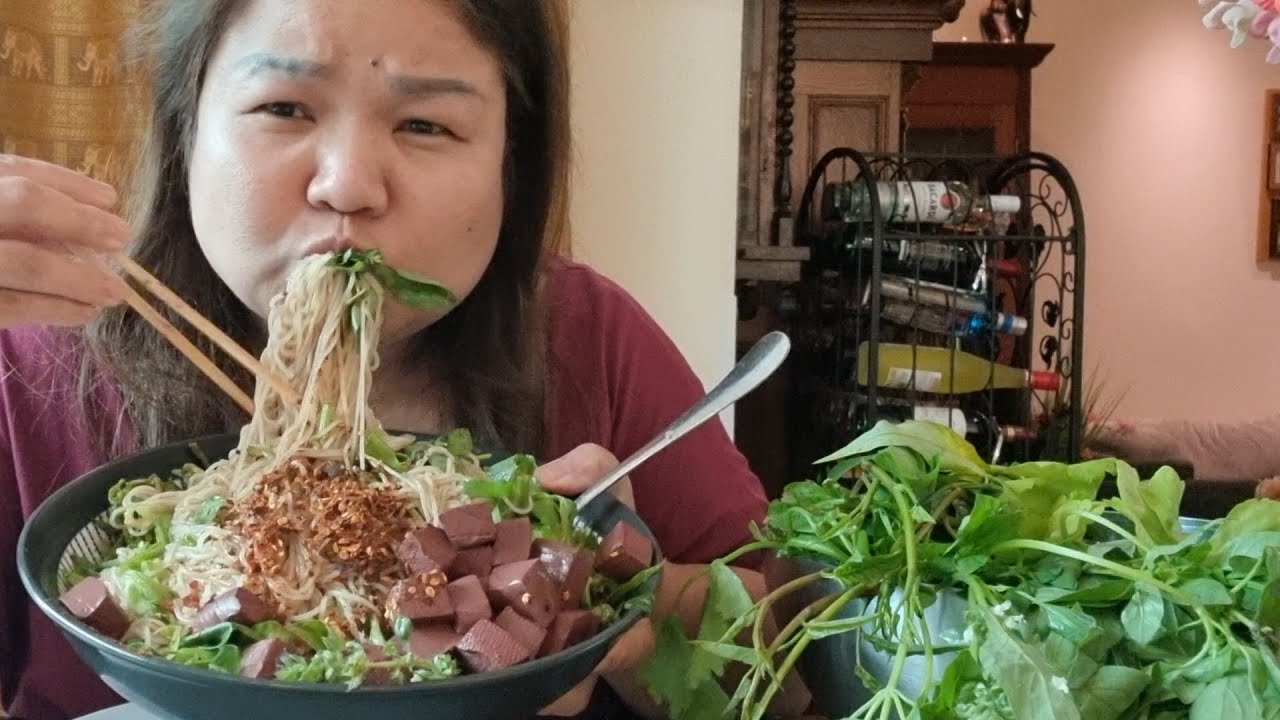 กินยำขนมจีนปลาร้าใส่เลือดหมูเผ็ดๆแซ่บๆผักบุ้งใบแมงลักสดๆมาแล้วจร้า