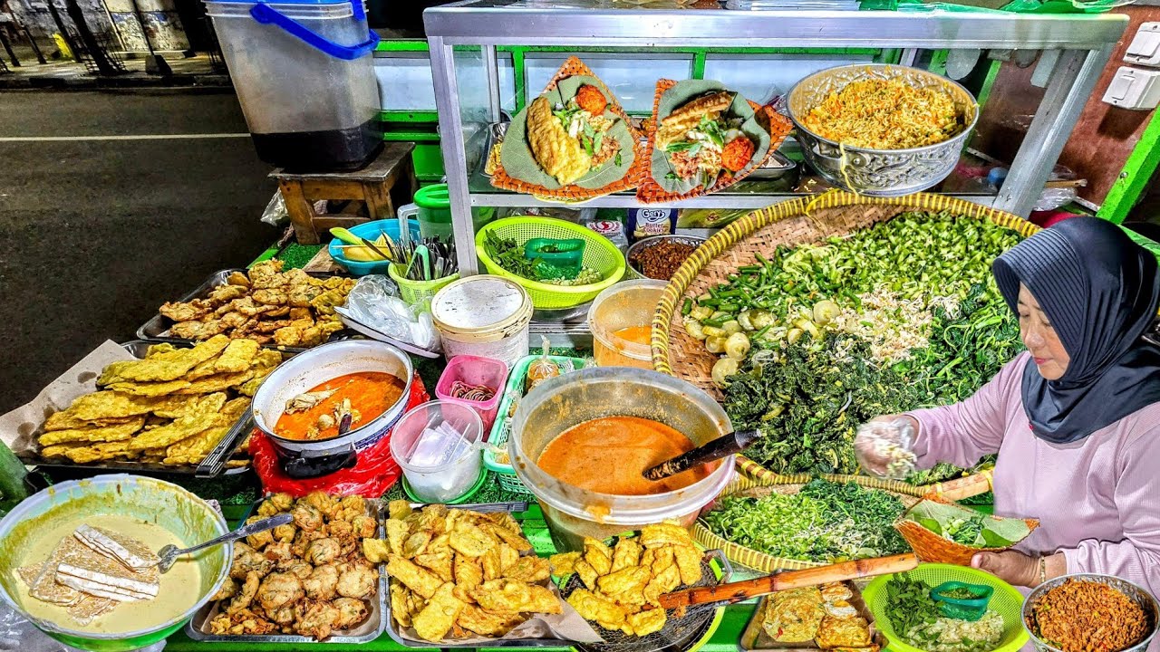 LUAR BIASA!! PEJUANG TANGGUH, PAGI KERJA KANTORAN, MALAM BUKA NASI PECEL MURAH MERIAH - Pecel Madiun