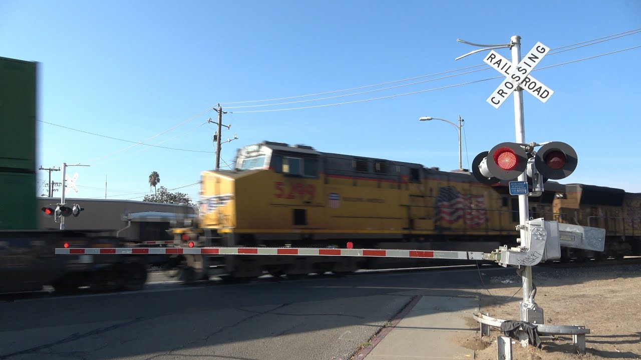 UP 8083 Hot Z-Train Fast Intermodal North - W Yosemite Ave. Railroad Crossing, Manteca CA