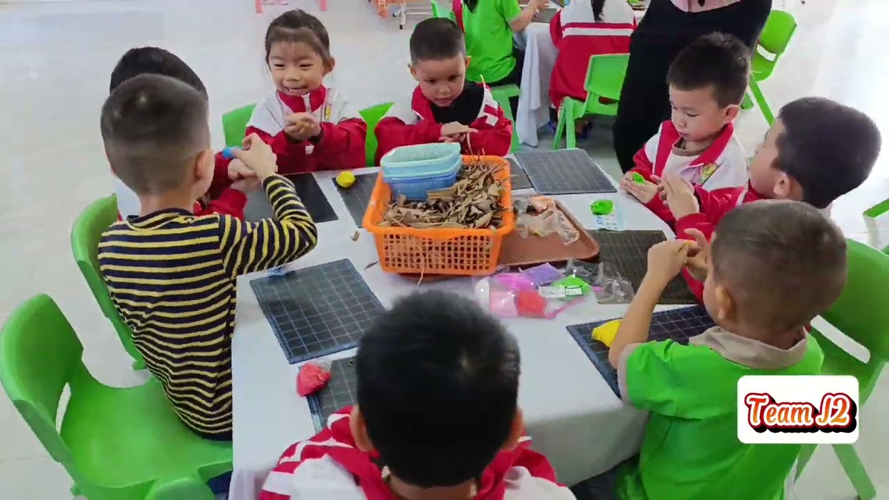 Team J2 làm ổ cho gà con 