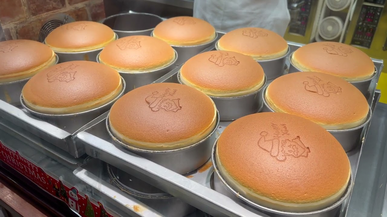 Fluffy Jiggly Cheesecake! Rikuro Ojisan at Shin-Osaka Station | Japanese Street Food　焼きたてのチーズケーキ