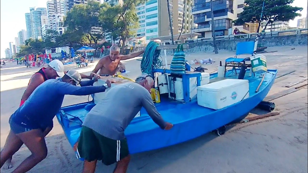 PESCADORES ACABAM DE CHEGAR É HORA DE ESTACIONAR A EMBARCAÇÃO 