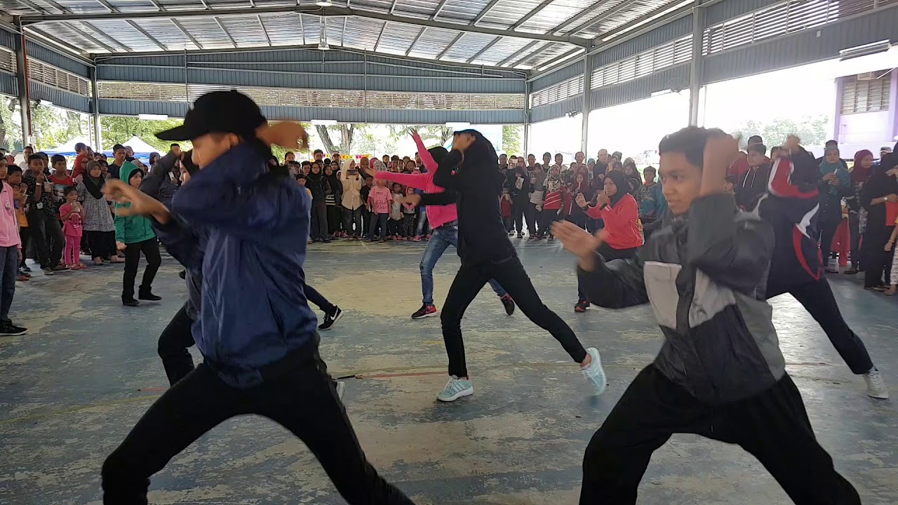 Persembahan flashmob silat di karnival SK2TS
Dr team elit sektas