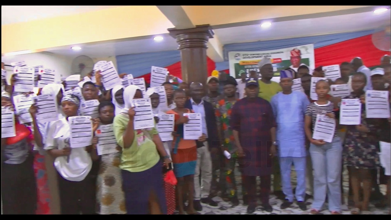 OTO-AWORI COUNCIL DOLES OUT UTME FORMS TO ELIGIBLE CANDIDATES