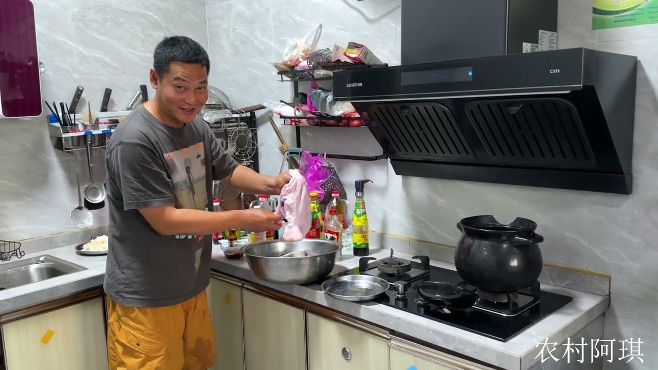 阿琪这样煲出的五指毛桃猪肚鸡汤，一出锅女儿就抢着吃，太香了