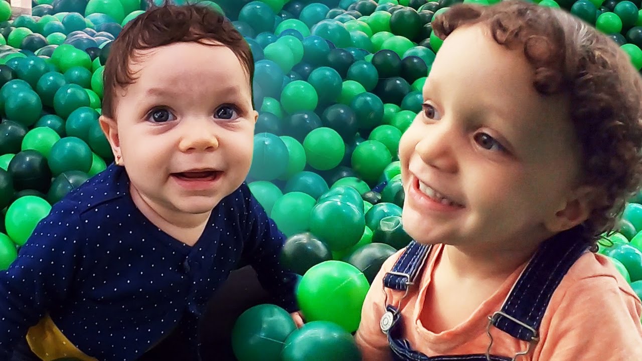 PISCINA DE BOLINHAS GIGANTE!!! LIS E ANTHONY FAZENDO A FESTA - Rotina Daily