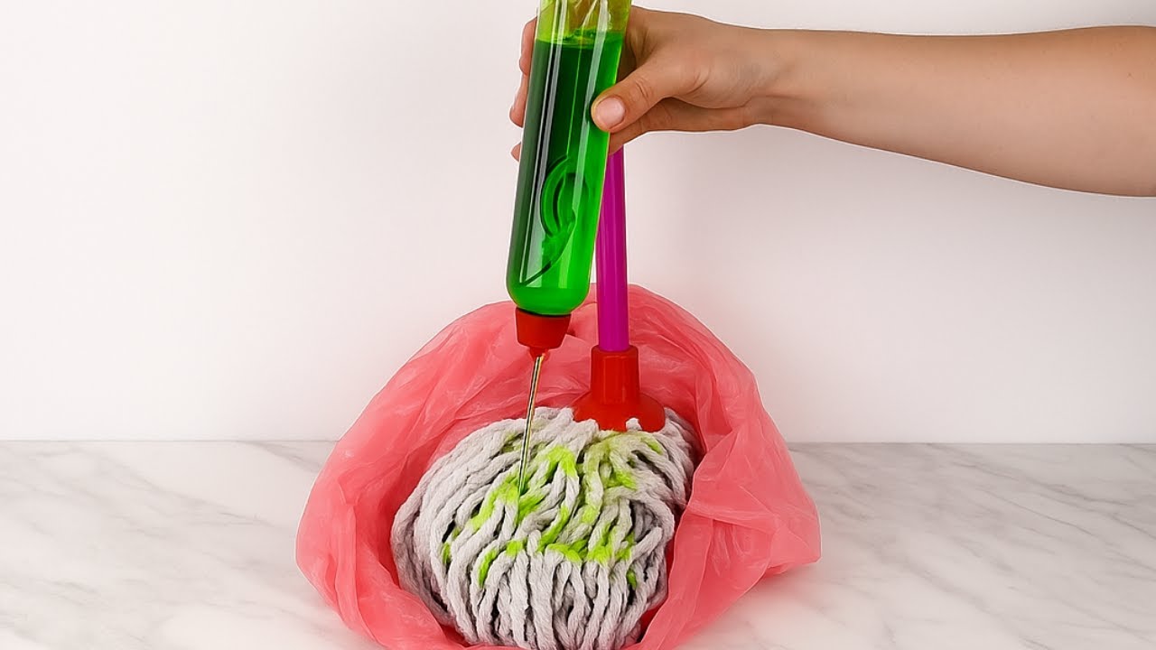 Mets ta serpilli&egrave;re dans un sac : l&rsquo;astuce g&eacute;niale pour un sol impeccable sans effort
