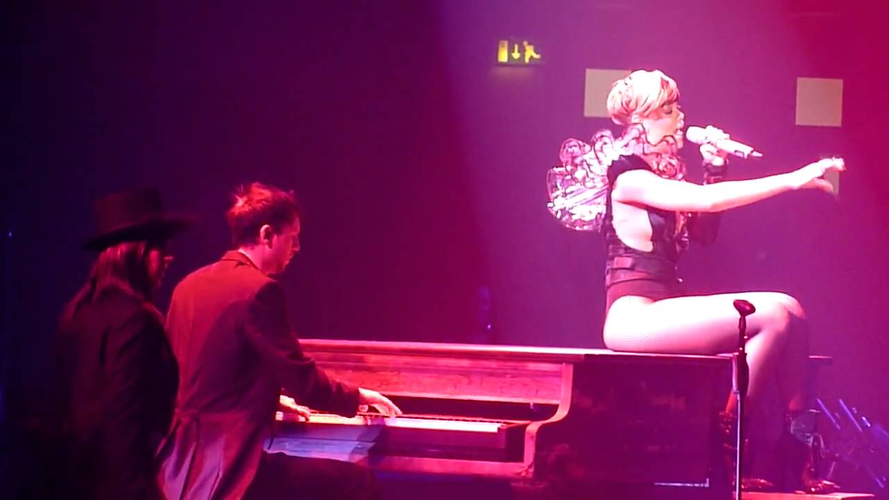Rihanna (HD) - Stupid In Love (