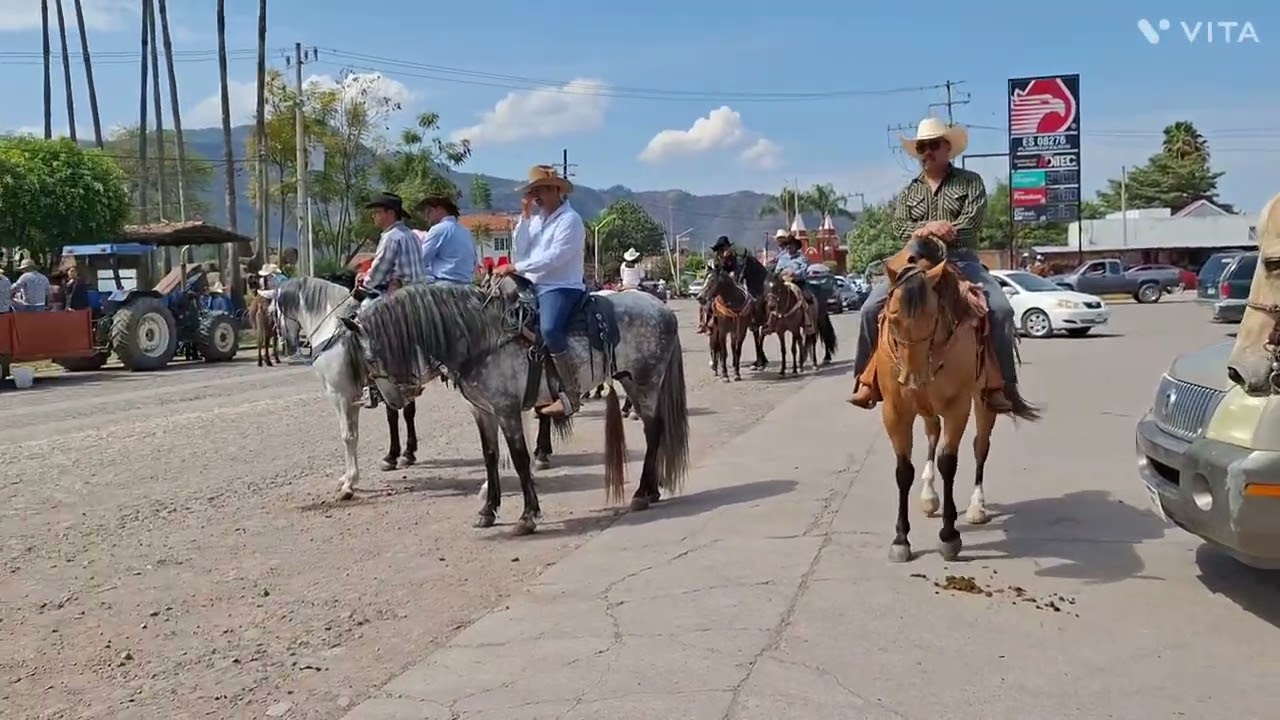 Enseñando lo bonito que es Mascota y sus caballos 🎠🎠 