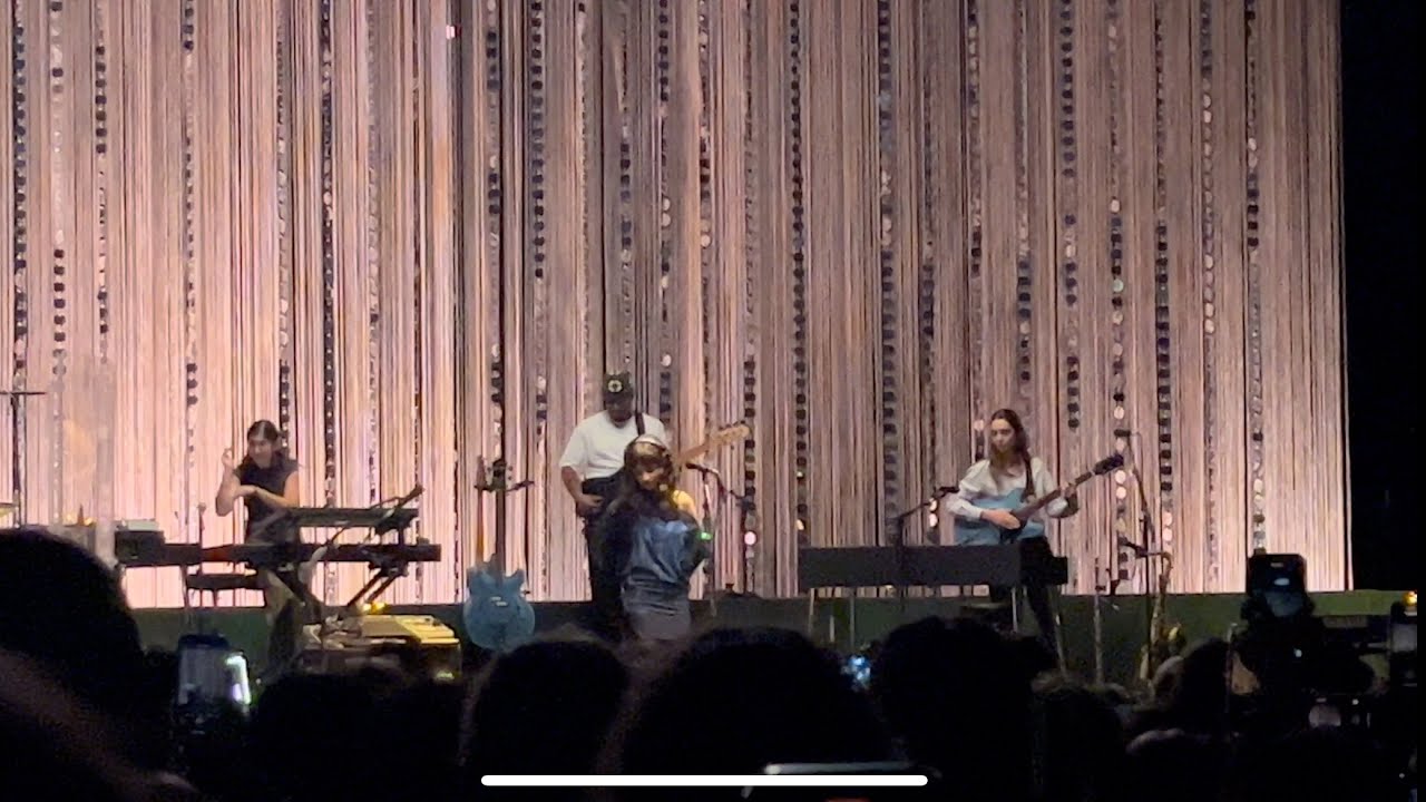 Steeeam - Shelly / Performed by Clairo (Live at the Eventim Apollo - 13/3/25)