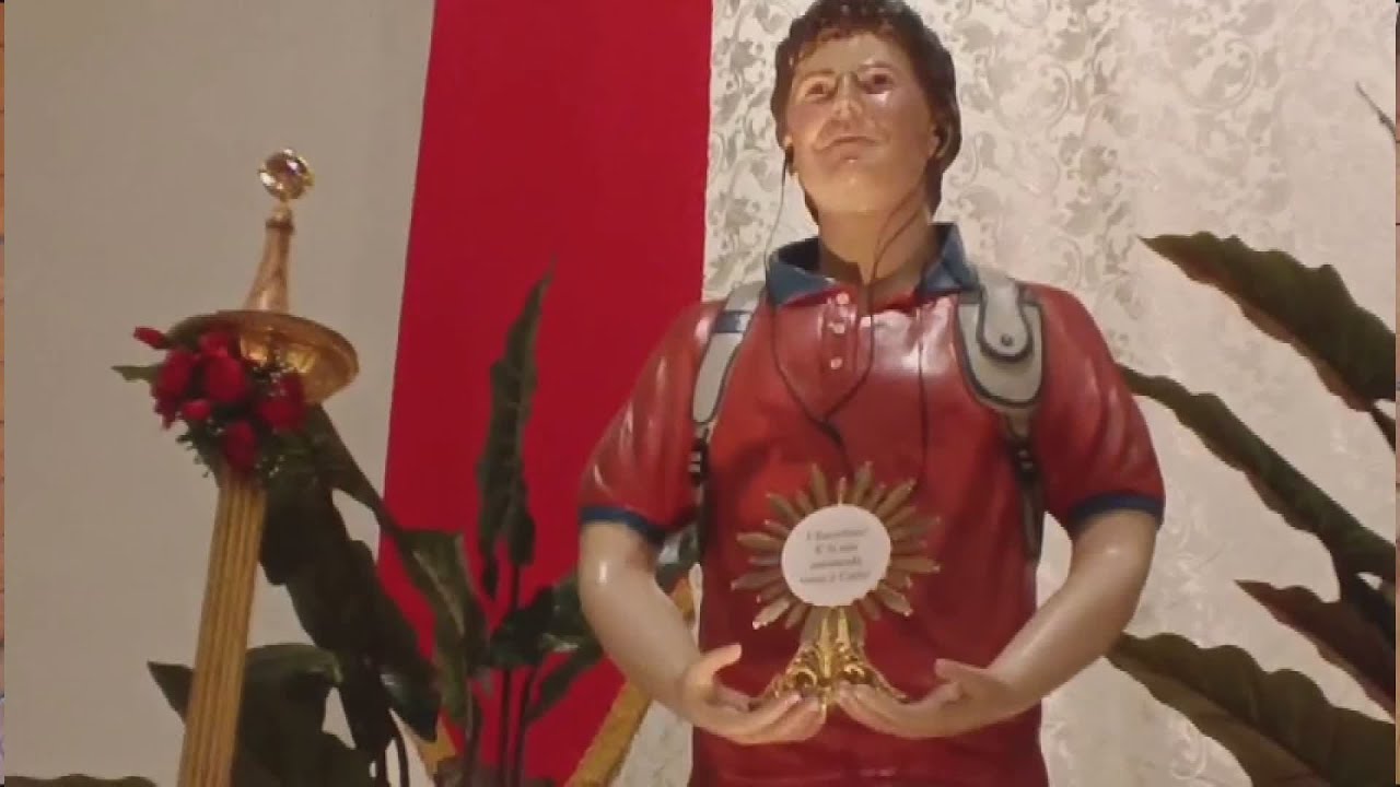 La comunità di San Pio a Margherita di Savoia abbraccia la reliquia di Carlo Acu