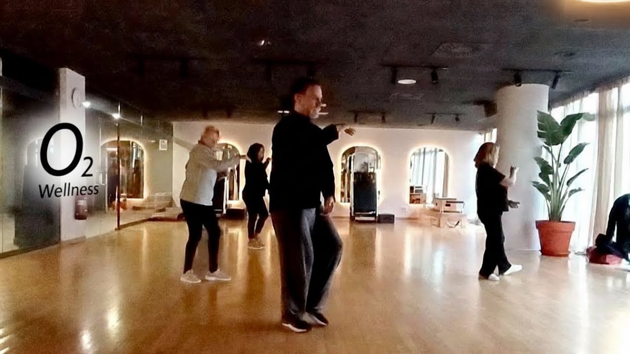 Занятия по тайцзи и цигун в тренажерном зале O2 Wellness Perchel в Малаге.