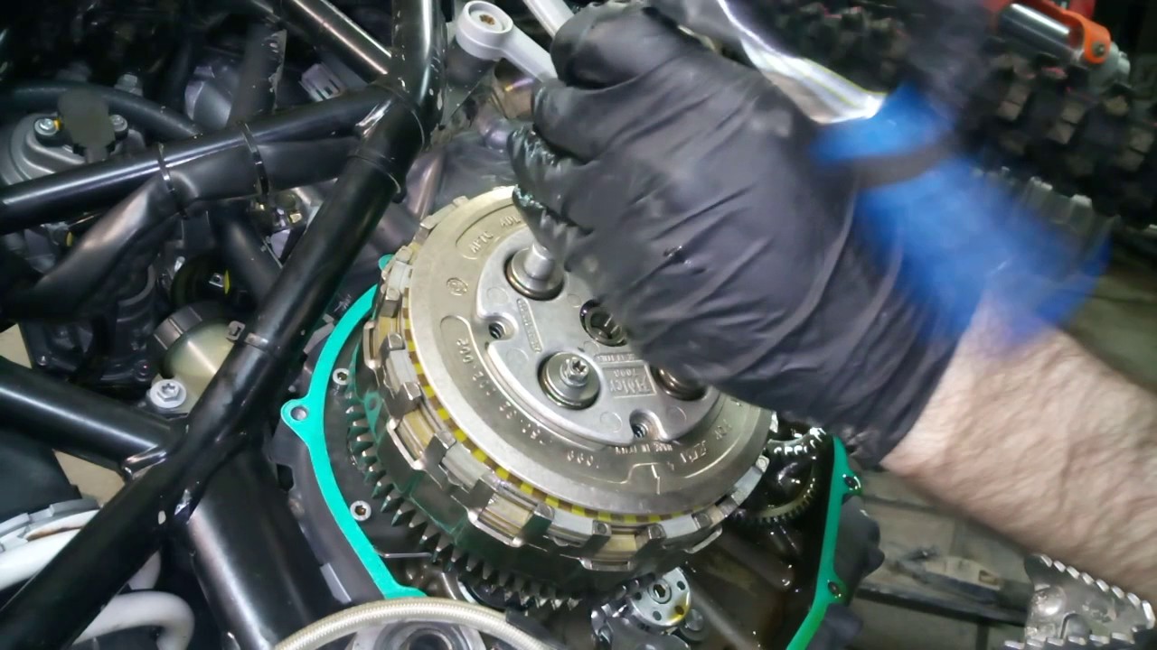 ktm 690 clutch disassembling