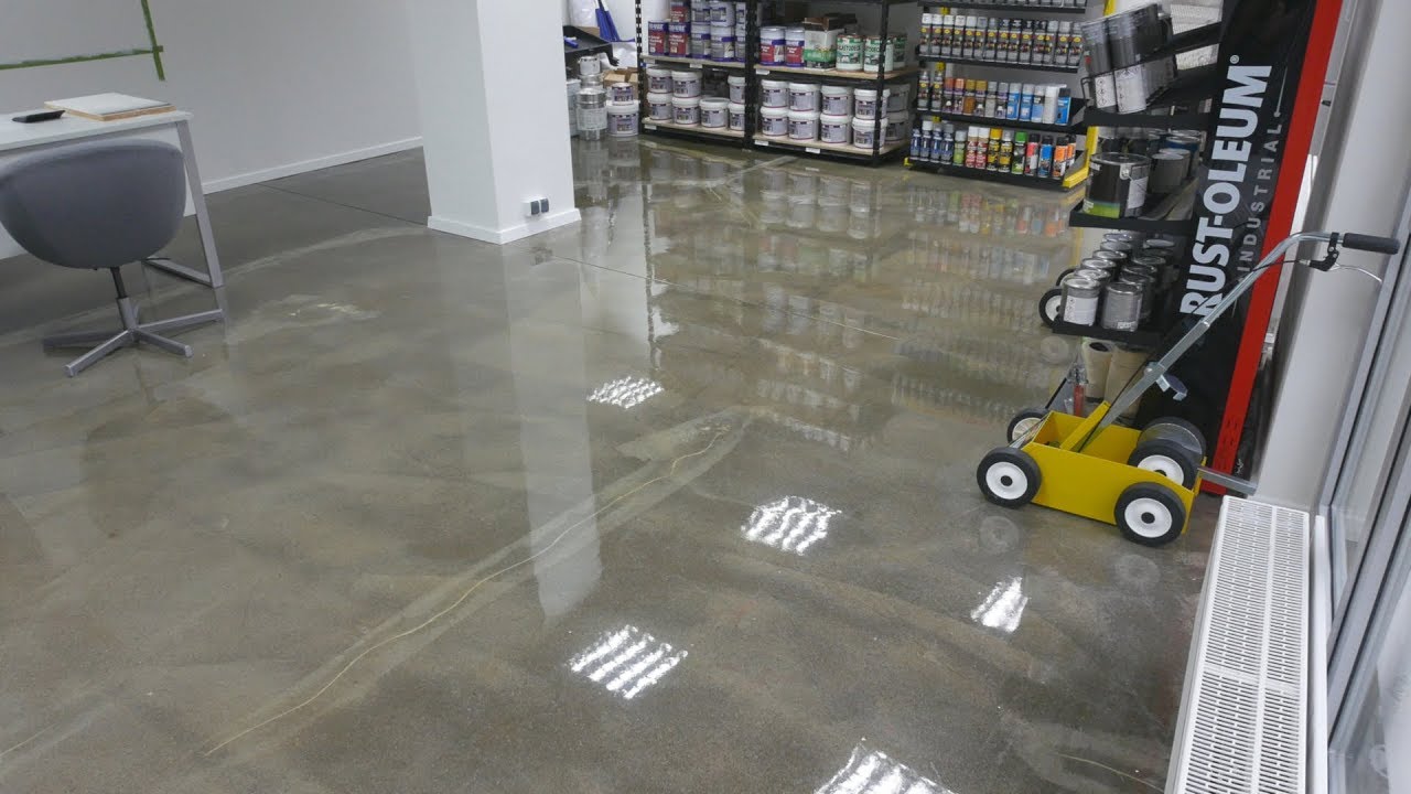 Żywica przezroczysta na posadzce betonowej.