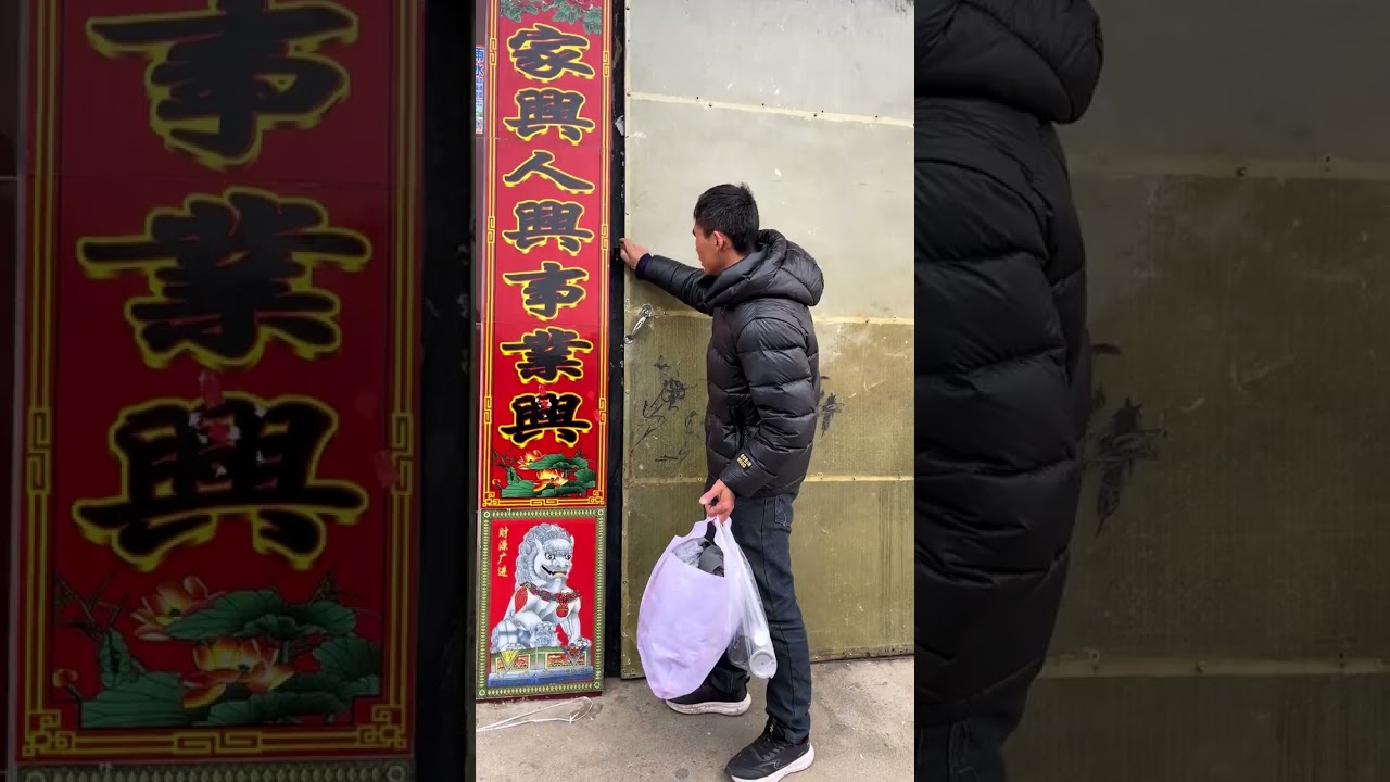 80后夫妻坚守爱情：悉心照料瘫痪妻子