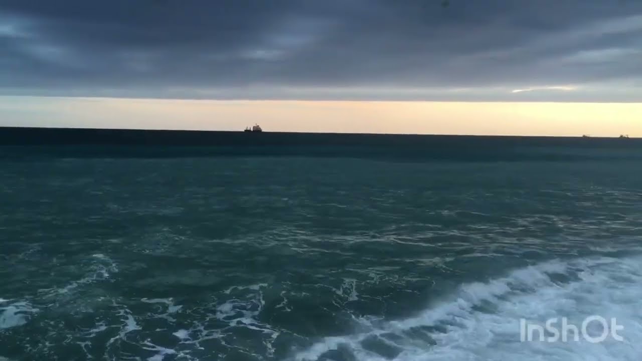 Наслаждение зимним морем.. Массандровский пляж в Ялте..