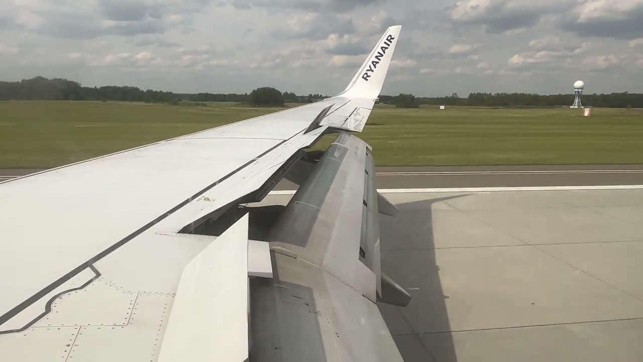 Ryanair 737-800 Landing Katowice