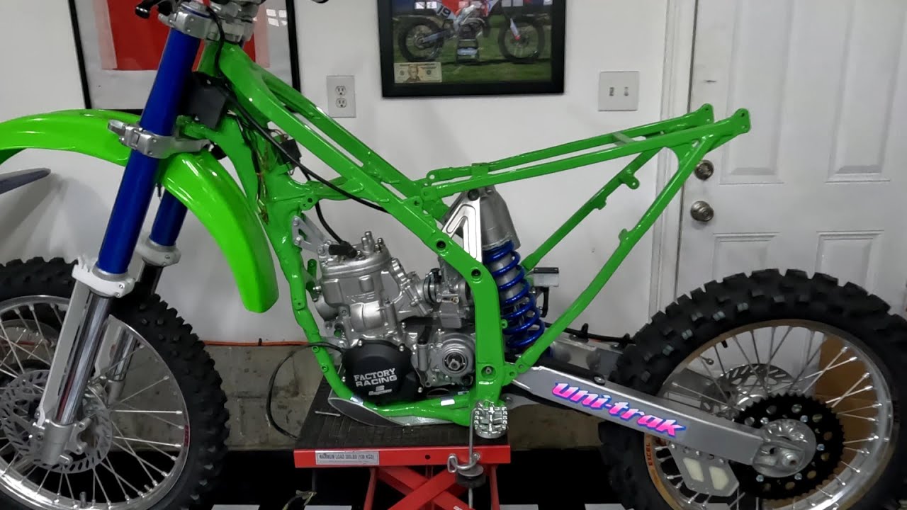 1991 KX250 ep12 crank rebuilt and engine back together. Interesting fact in description.