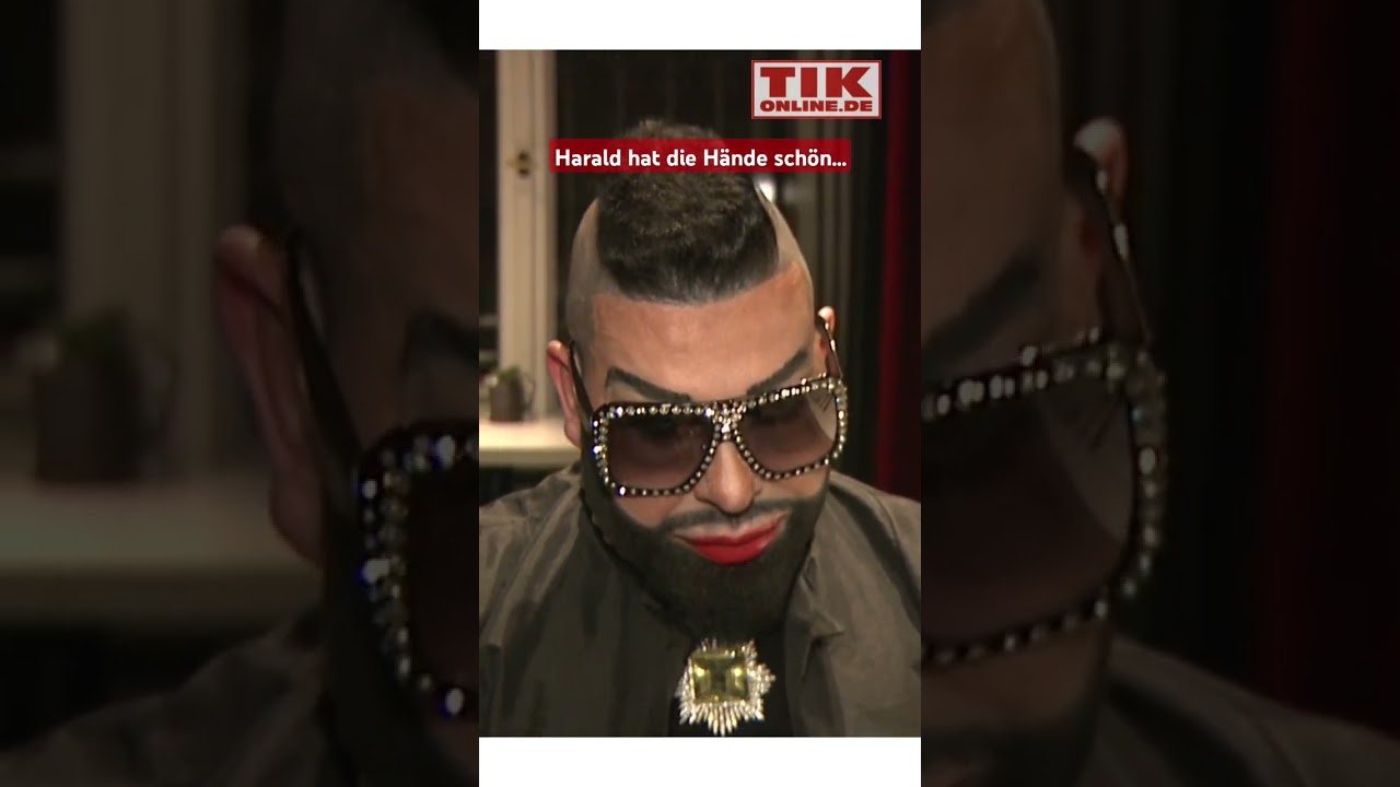 Harald Gl&ouml;&ouml;ckler zeigt seine H&auml;nde #haraldgl&ouml;&ouml;ckler #h&auml;nde #tattoo #mystylerocks #prominews