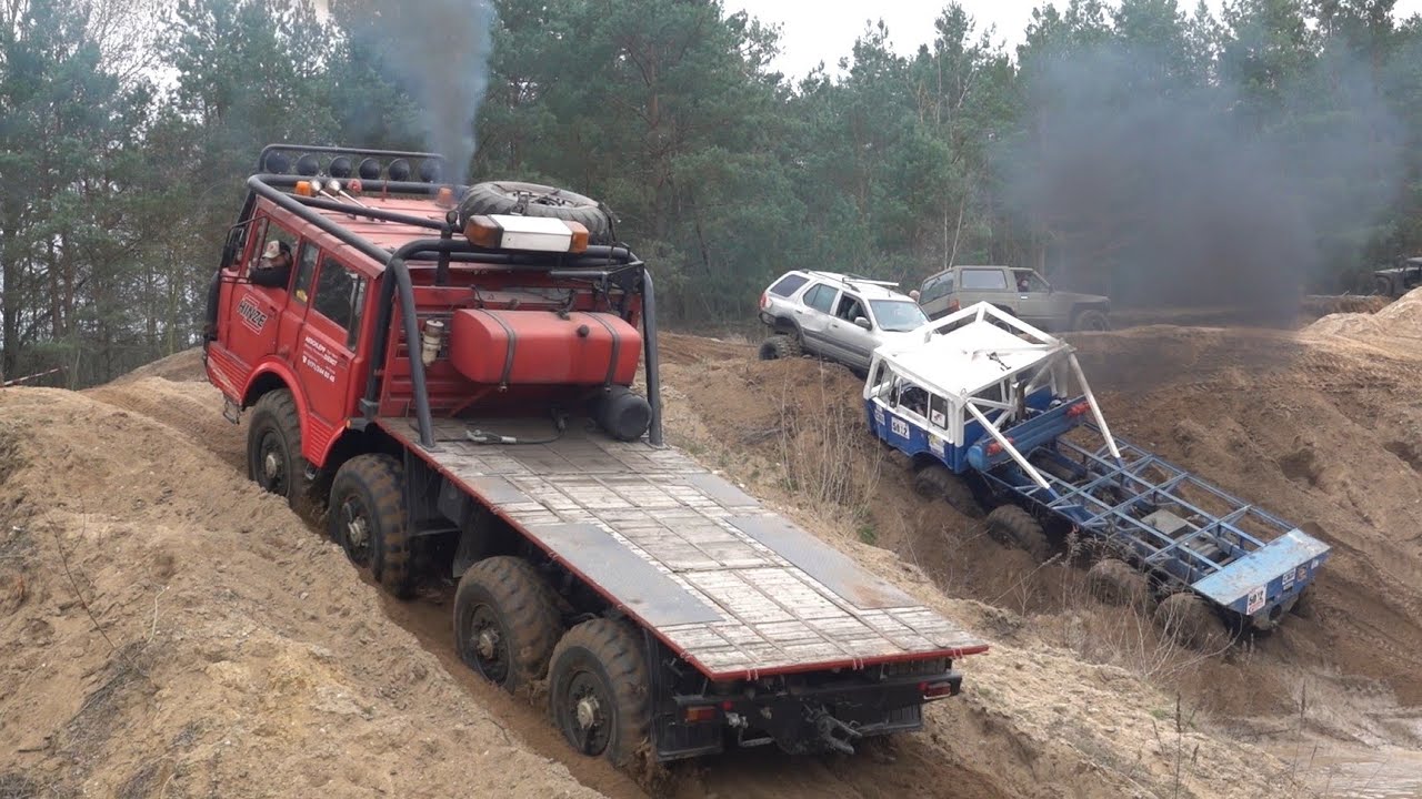 Offroad Tatra`s r&ouml;hren durch die Kiesgrube in Wischer