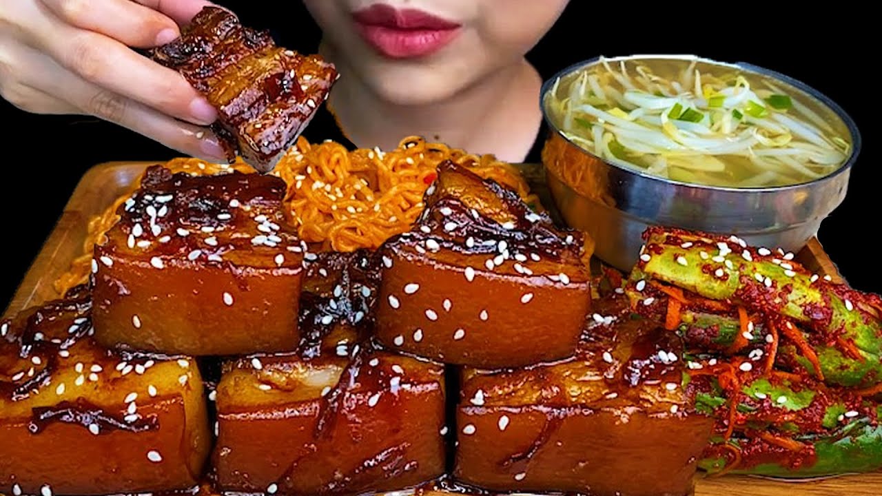 Braised Pork Belly, Spicy Noodles, Cucumber Kimchi & Bean Sprouts Soup * MUKBANG SOUNDS *