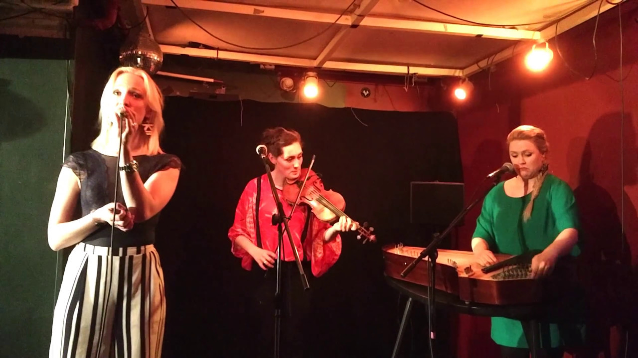9. Maija Kauhanen, Anna Wikenius and Anna Rubinsztein from Folk'Avant playing kantele and violin.
