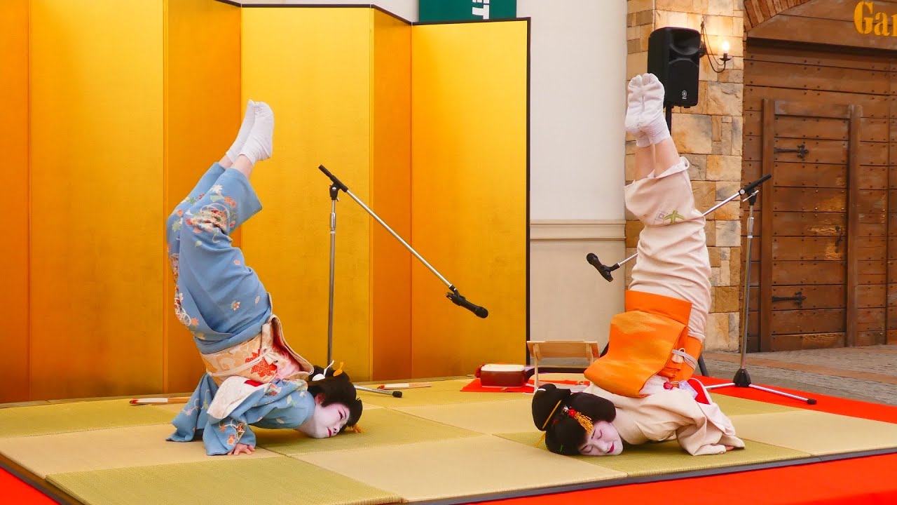 2/3【名古屋の名物芸：“金鯱”を表現する「金のしゃちほこ踊り」】名妓連の芸妓さん「こと美」さん & 「すずめ」さん オールブランドニューイヤーセール2023 in オートプラネット名古屋