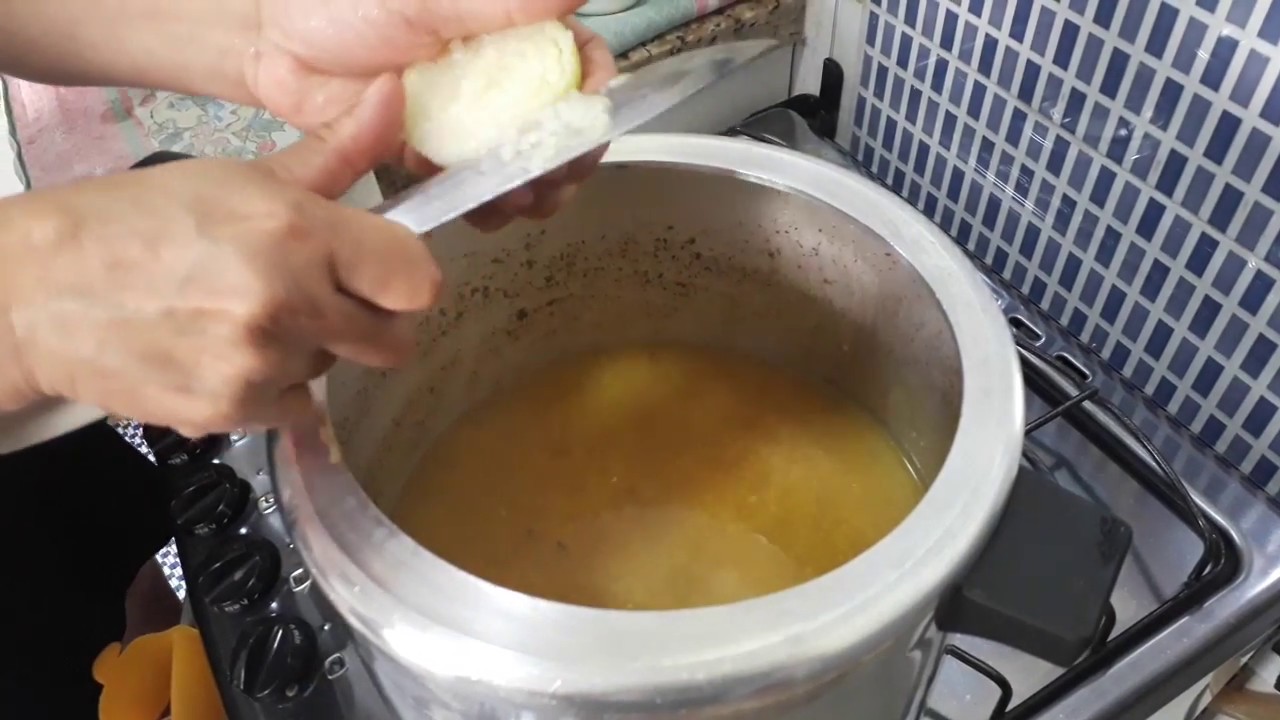 P&eacute; de galinha na canjiquinha - quirera - quirela