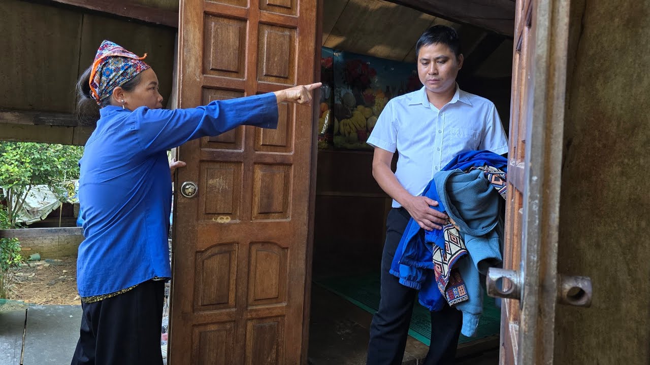 Vuong was helpless when his mother locked him in the house and did not let him see Sua.