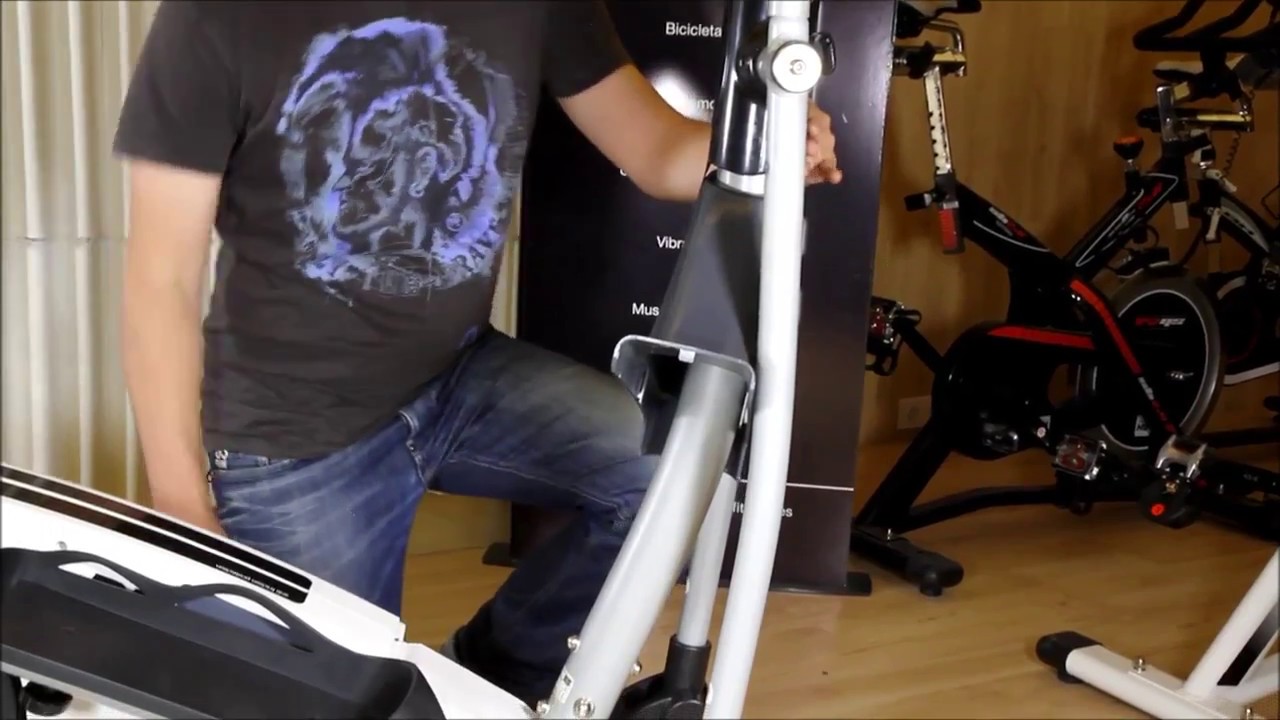 Schrauben eines Crosstrainers nachziehen und schmieren