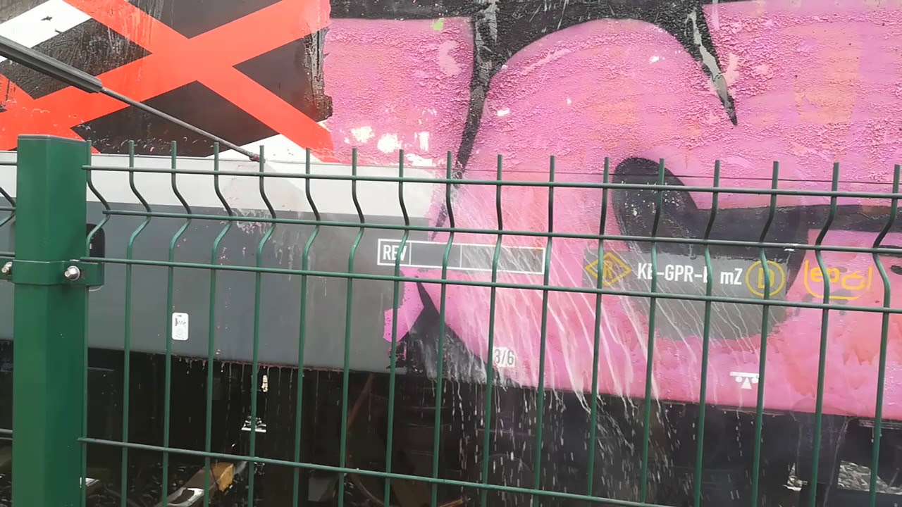 Usuwanie graffiti z pociągu lokomotywy KLAWIKOWSKI
