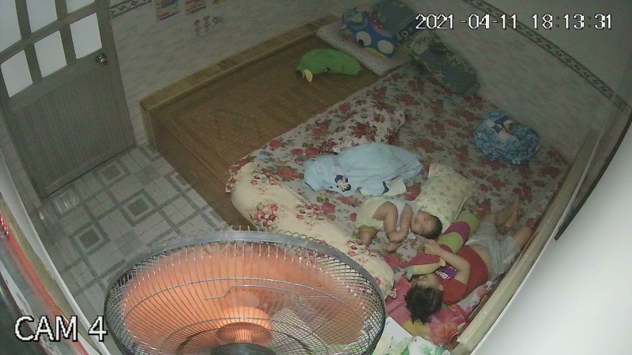 Bé 5 tháng tuổi rơi xuống giường.