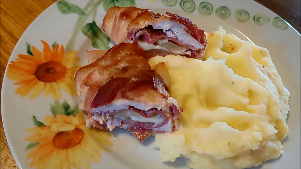 Töltött csirkemell  baconbe tekerve burgonyapürével