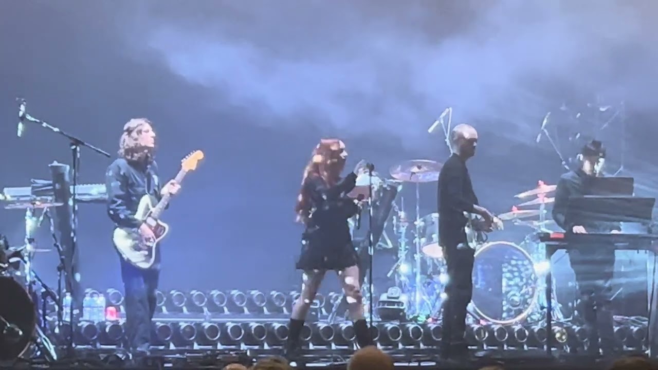 Raven Numan - Pretty When I’m Hurt (live) stopped half way through song. Manchester Apollo 29/11/25