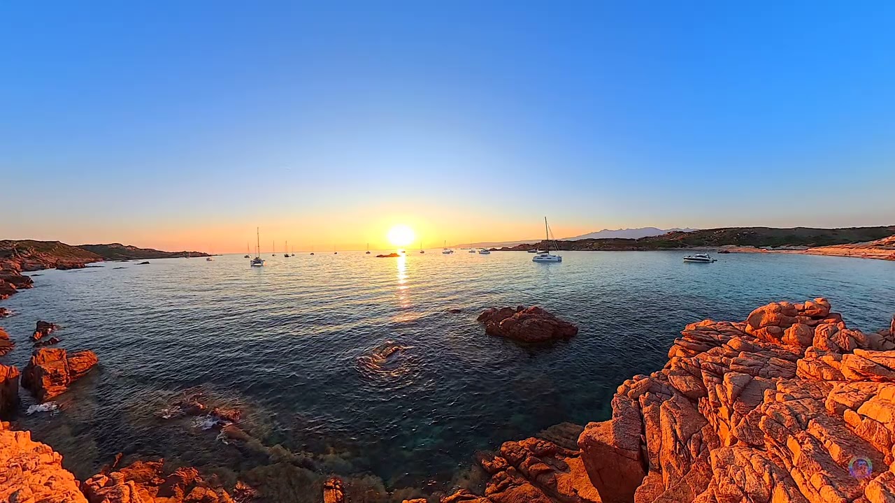 Coucher de Soleil panoramique sur la plage sauvage de stagnolu à Bonifacio en Corse du Sud